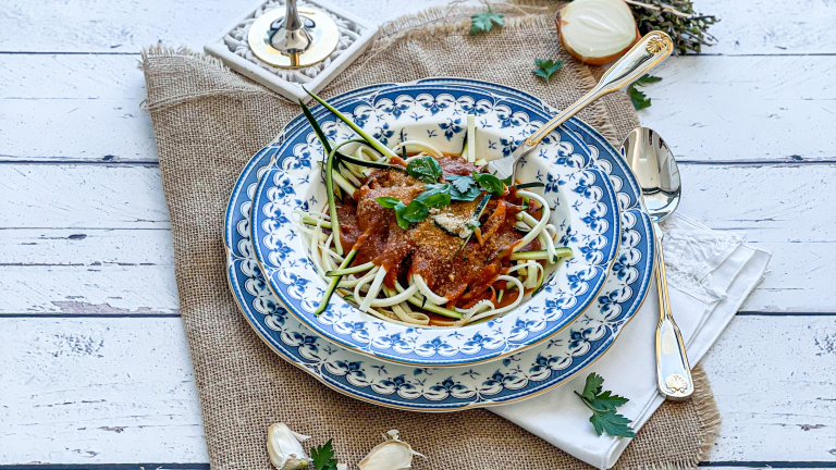 Cuketové špagety s rajčatovou omáčkou podle Veganeety